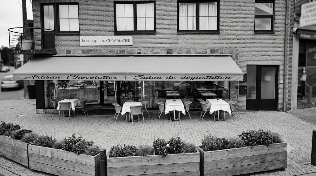 Façade et terrasse de la première boutique de chocolaterie et salon de dégustation en 2017.