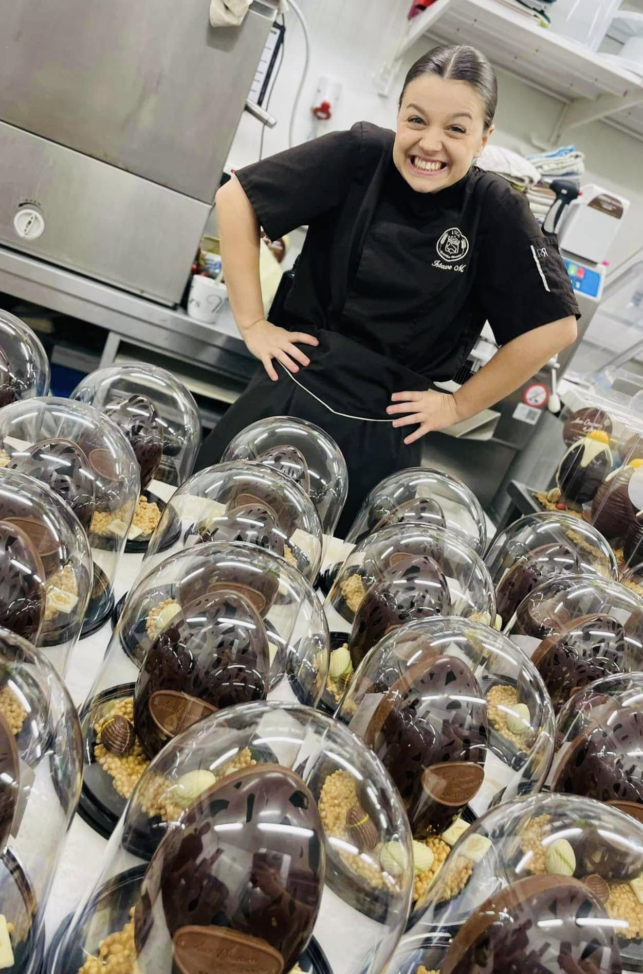 Portrait de la chocolatière présentant avec fierté ses créations gourmandes.