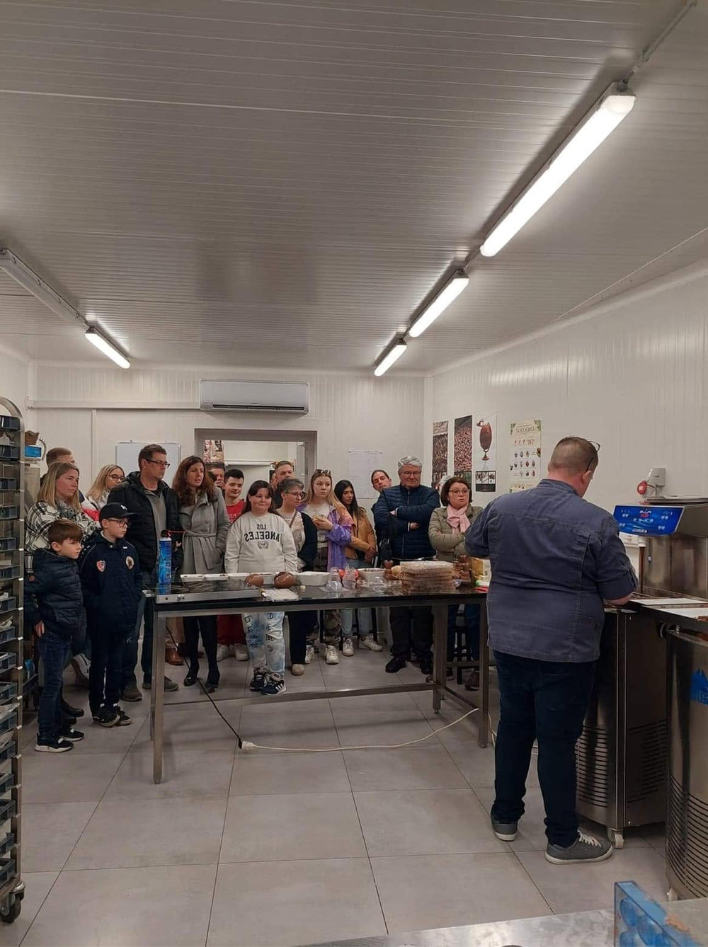 Accueil des clients et ambiance conviviale au sein de notre boutique de chocolats