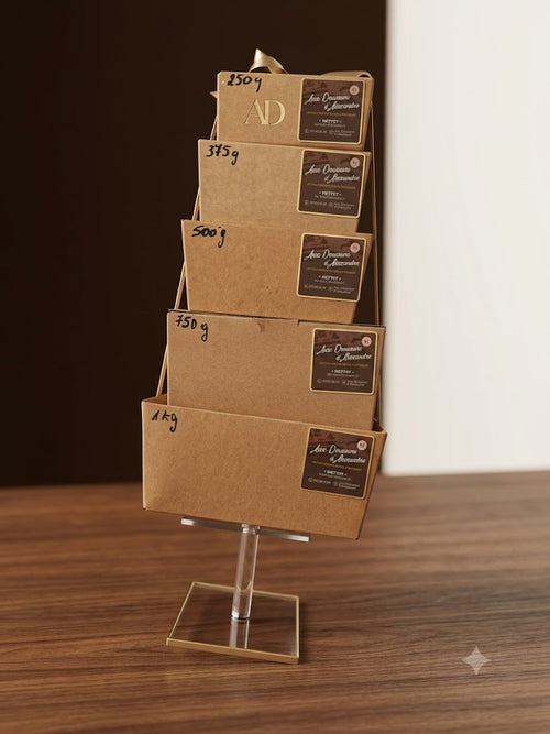 Empilement des différents formats de boîtes et ballotins de chocolats artisanaux de 250 g à 1 kg sur présentoir.