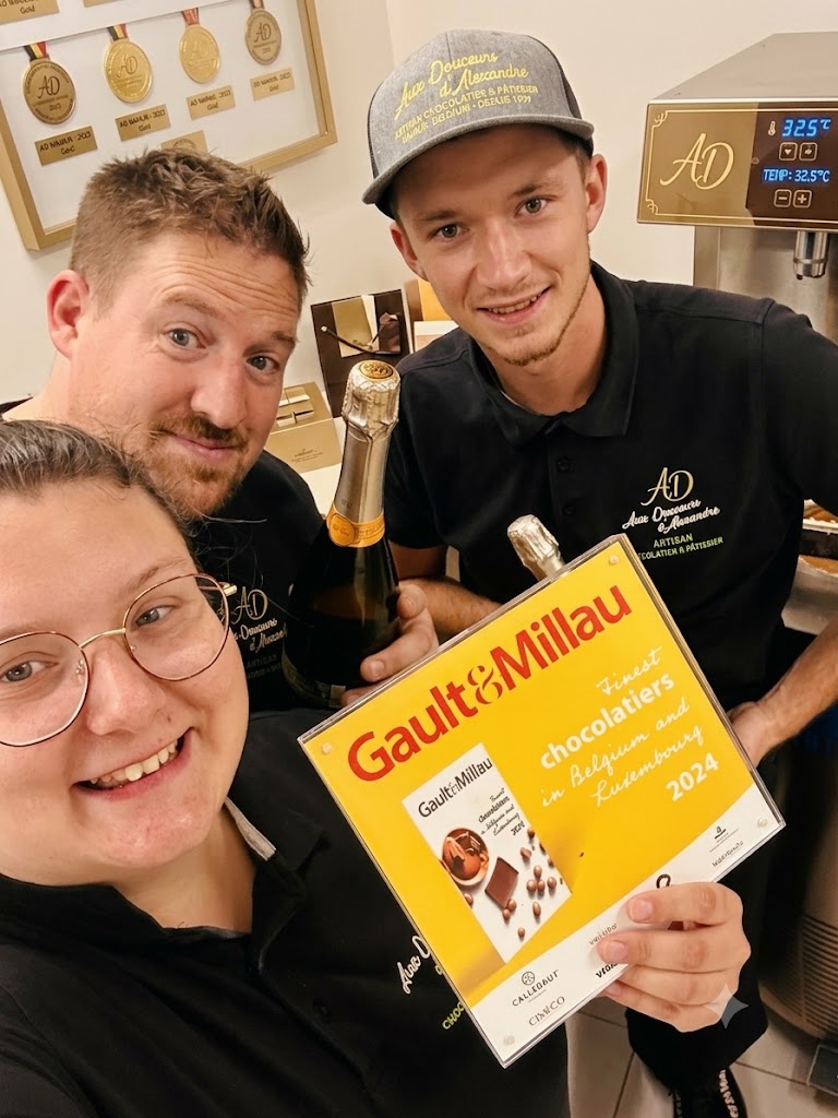 Les fondateurs de la chocolaterie célébrant leur sélection au guide Gault & Millau Finest Chocolatiers 2024 en atelier.