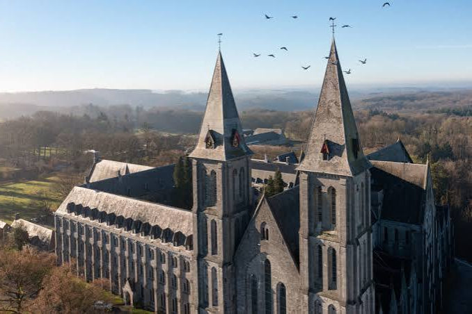 Coffret de chocolats Maredsous devant l’abbaye