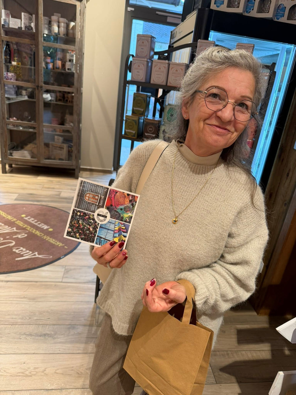 L'équipe de la chocolaterie célébrant une remise de prix et une étape clé de son histoire.